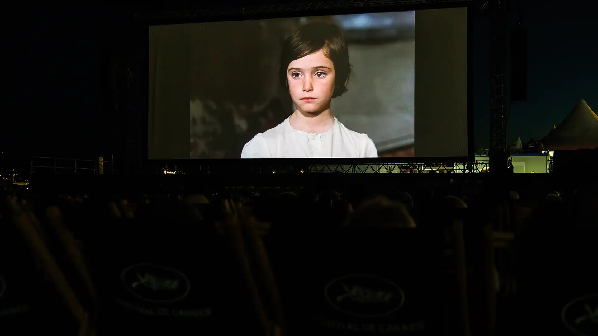 Première Cría cuervos en Cannes