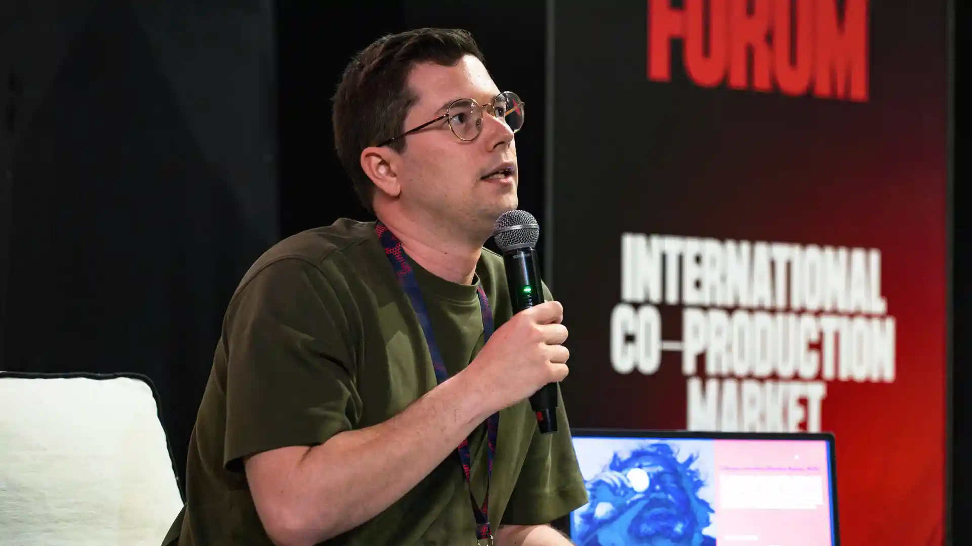 Miguel López, presentando el proyecto Cabezas cortadas